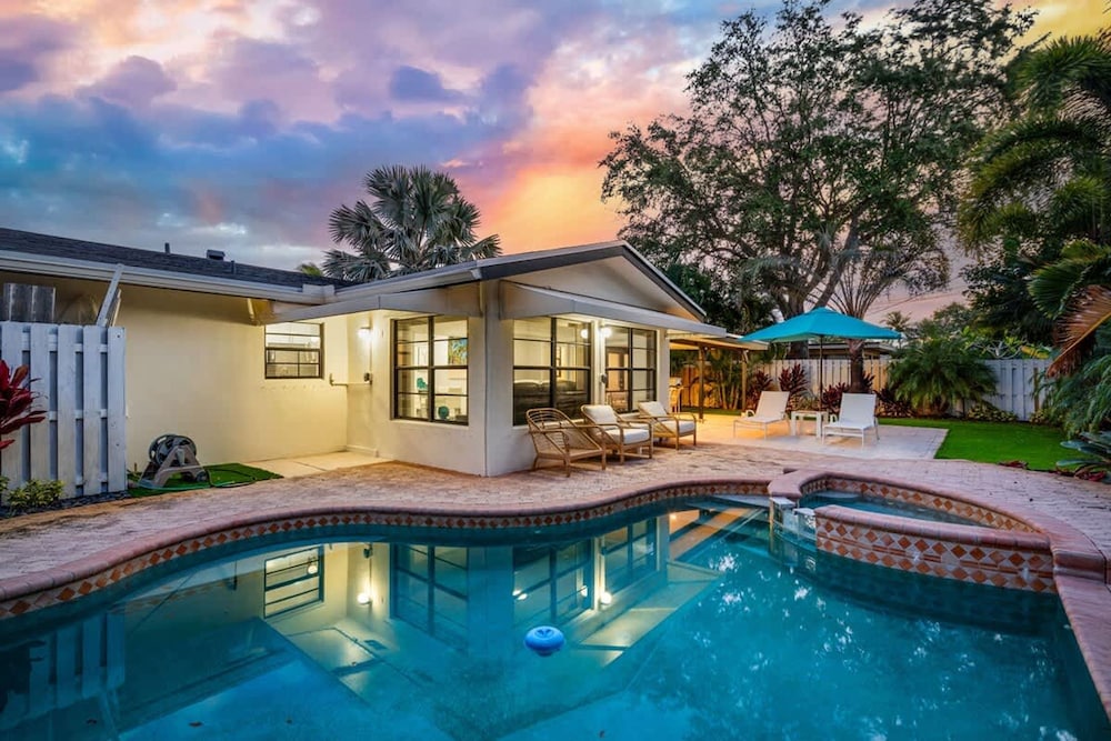 Tropical Getaway Heated Pool Patio Retreat