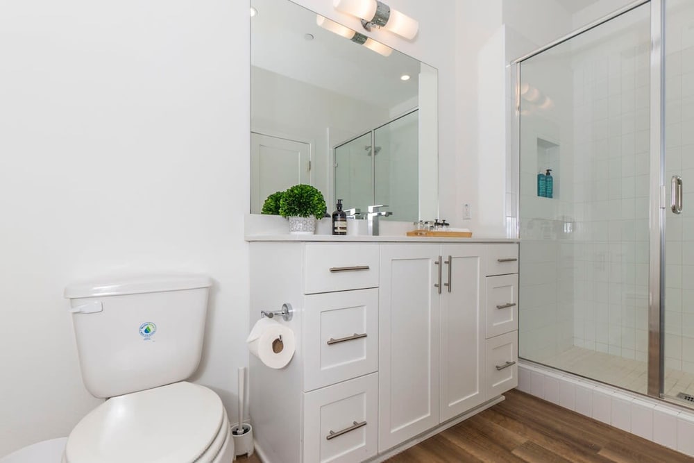 Private Bedroom With Bathroom Central Location