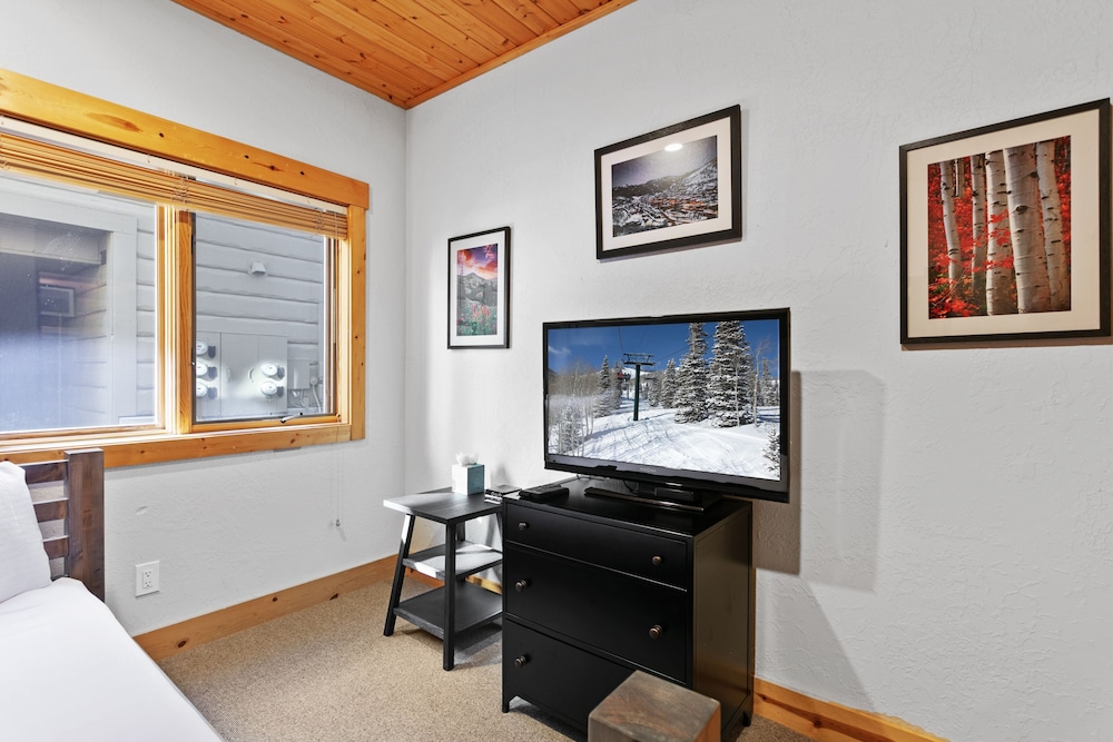 Bristlecone at Deer Valley Resort - Three Bedroom Condo with Hot Tub #201 3 Condo