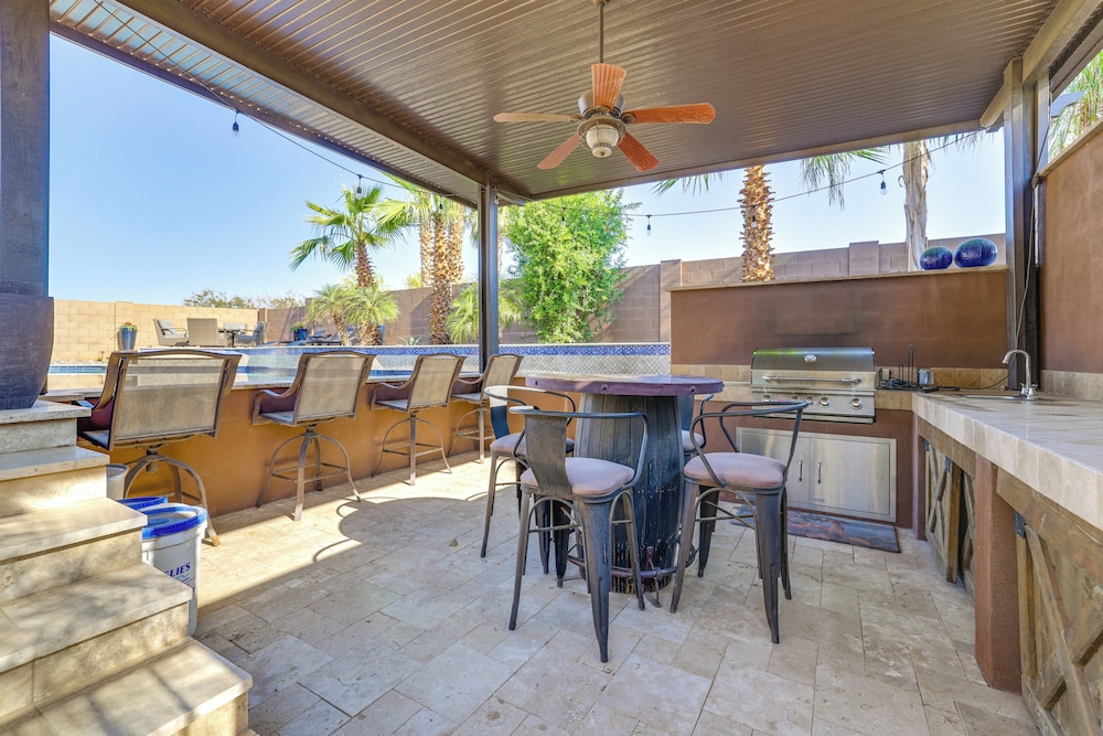 Swim-up Bar & Putting Green: Goodyear Getaway!
