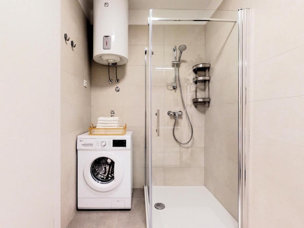 Mika's 2-Bedroom Seaview Flat & Parking