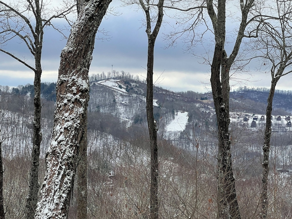 2 Mi to Ski Slopes! Mtn-view Home in Mars Hill