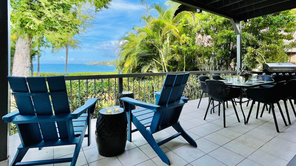 Sophisticated Oceanfront Retreat - Air-conditioned - Walk to Beach - Vrkcv