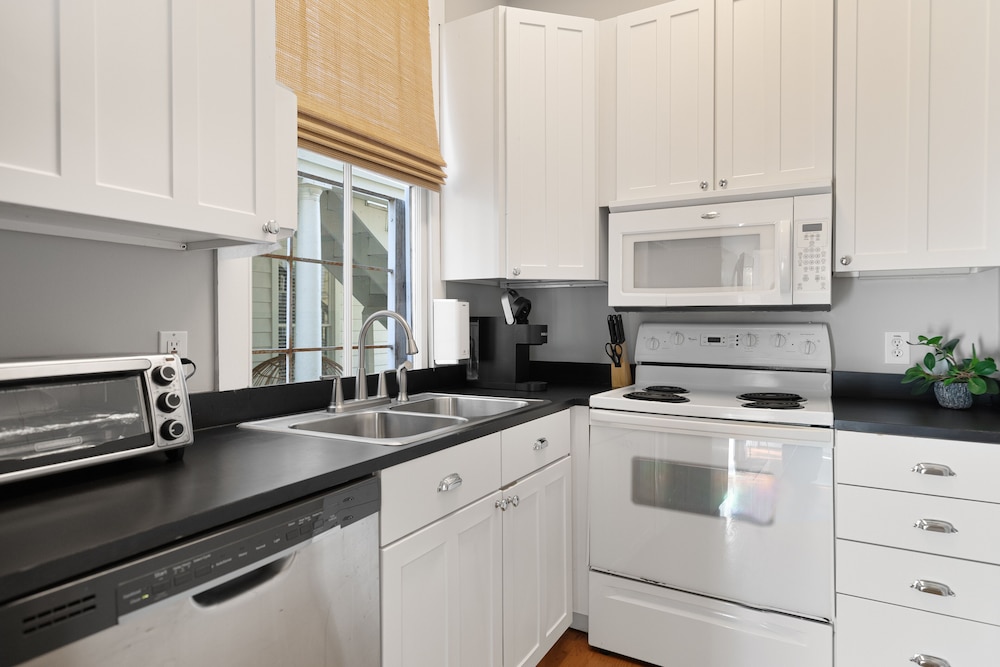 Beautiful Renovated Apartment Near King Street view 5