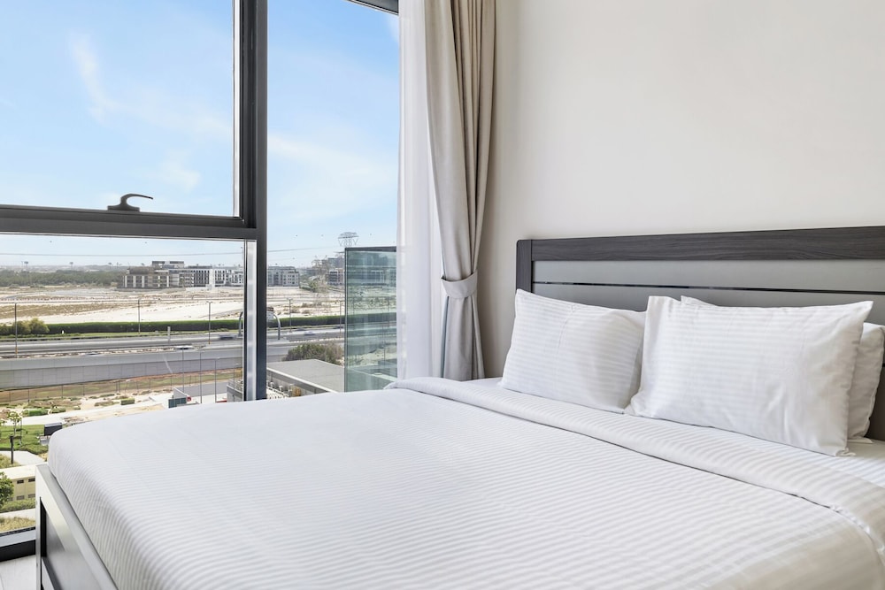 Cozy 1BR with Balcony Views
