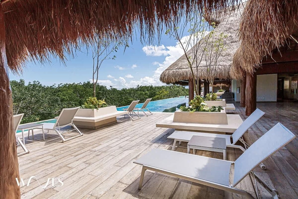 2 Br Roof w Infinity Pool Jacuzzi Spacious