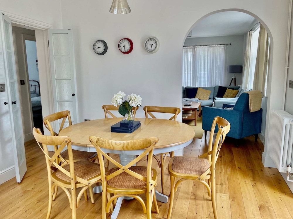 Charming Seaside Cottage - 5-min Walk to Beach