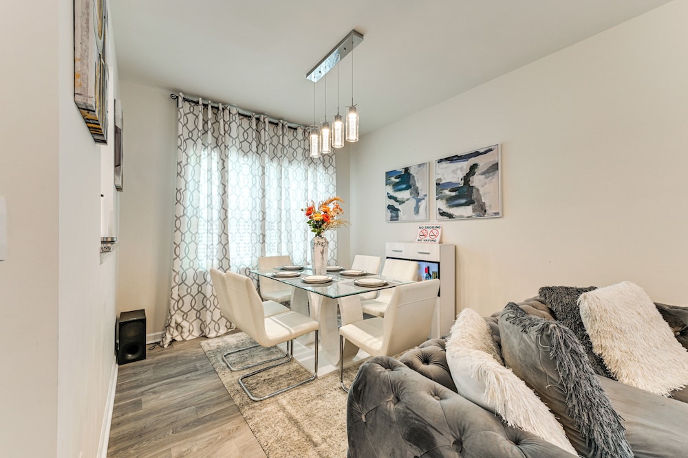 7 Mi to Uptown - Pet-friendly 2-story Townhome!