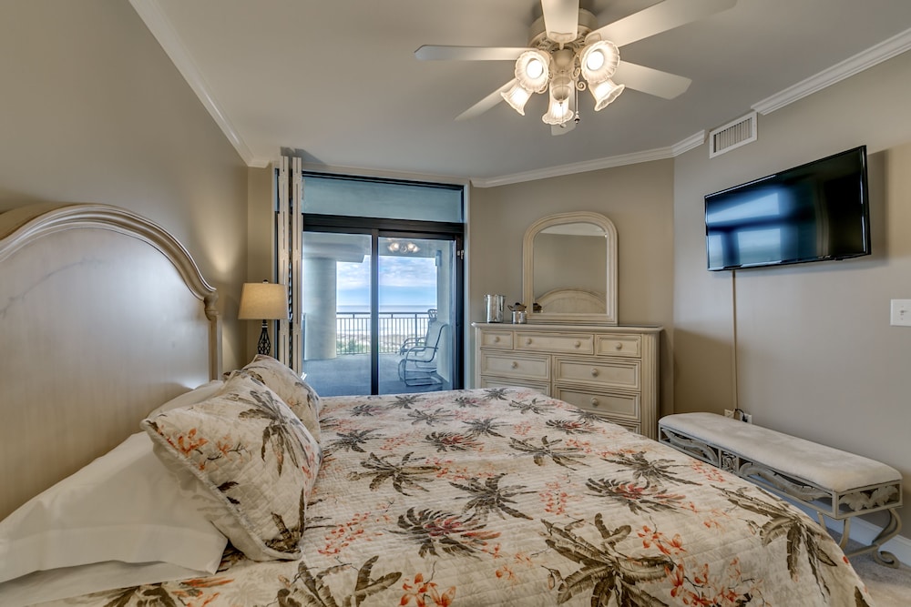 South Wind 301 4 Br condo by RedAwning