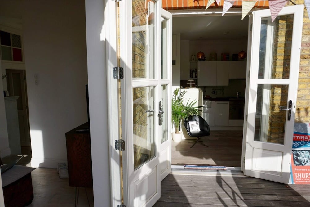 Beautiful Canalside 1-bedroom Flat With Terrace