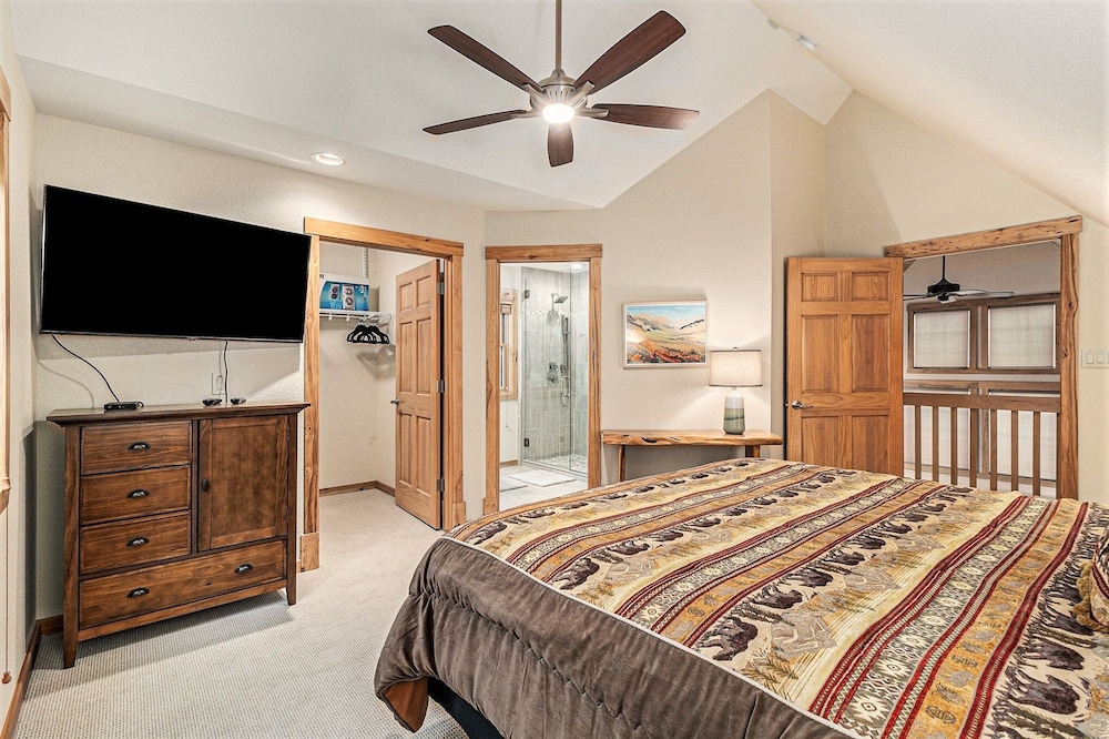Solitude Beaver #3 - Estes Park 2 Bedroom Condo by RedAwning