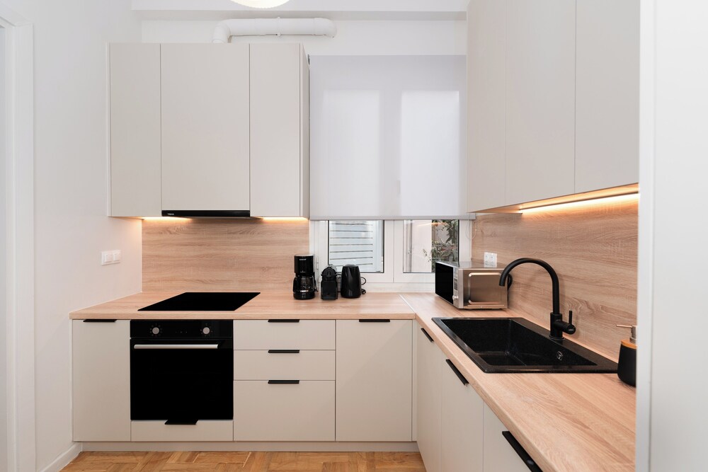 Spacious & Stylish Athens Apartment - Walk To Metro