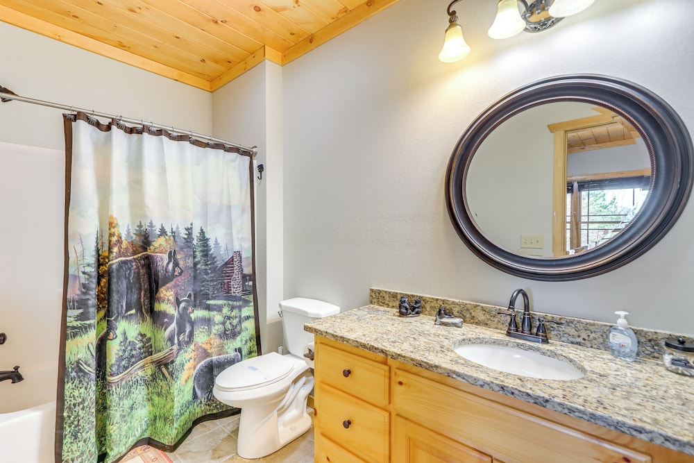 Blue Ridge Orchard Overlook' Cabin w/ Hot Tub