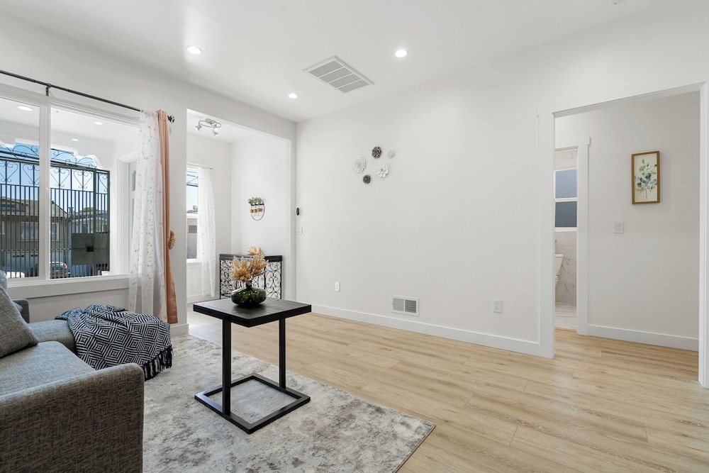 Modern 2Bed 2Bath & parking in Excelsior