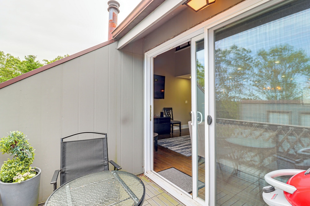 Modern Mountain Escape in Poconos: Walk to Slopes!