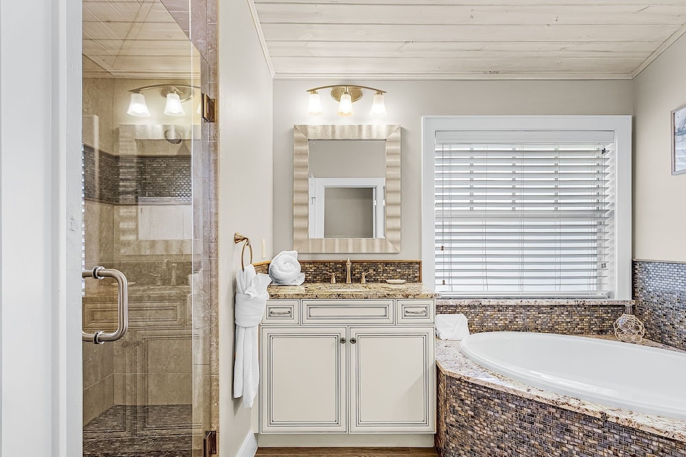 571 Seabatical: Canal Front With Pool! 5 Bedroom Home