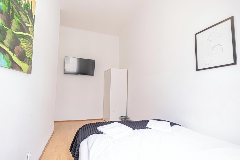 Long Stay 3BR Apartment Near Center