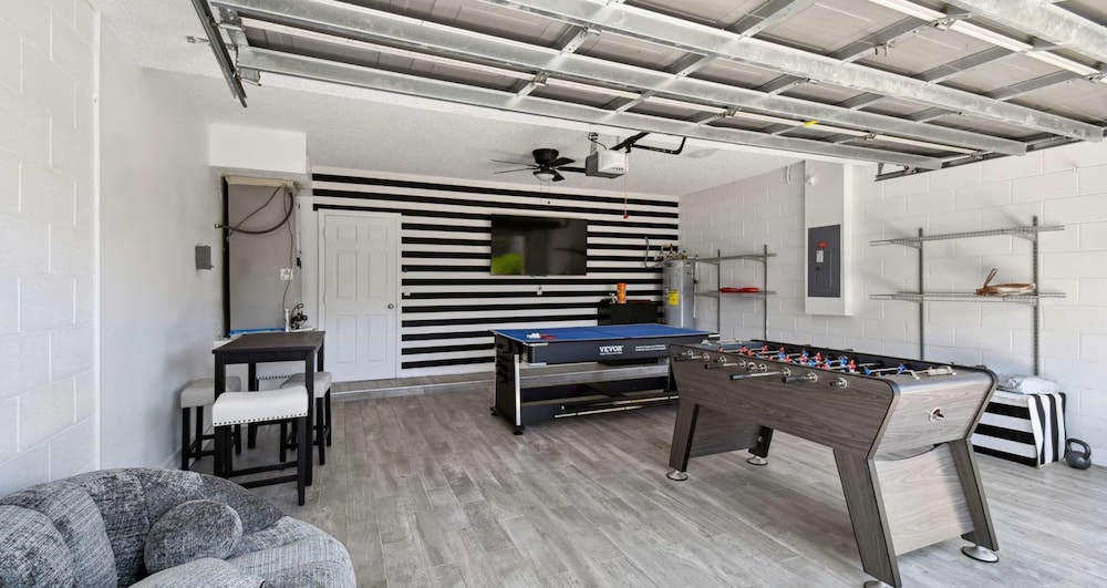 Large 6BR Family Home w Pool Hot Tub Games Room