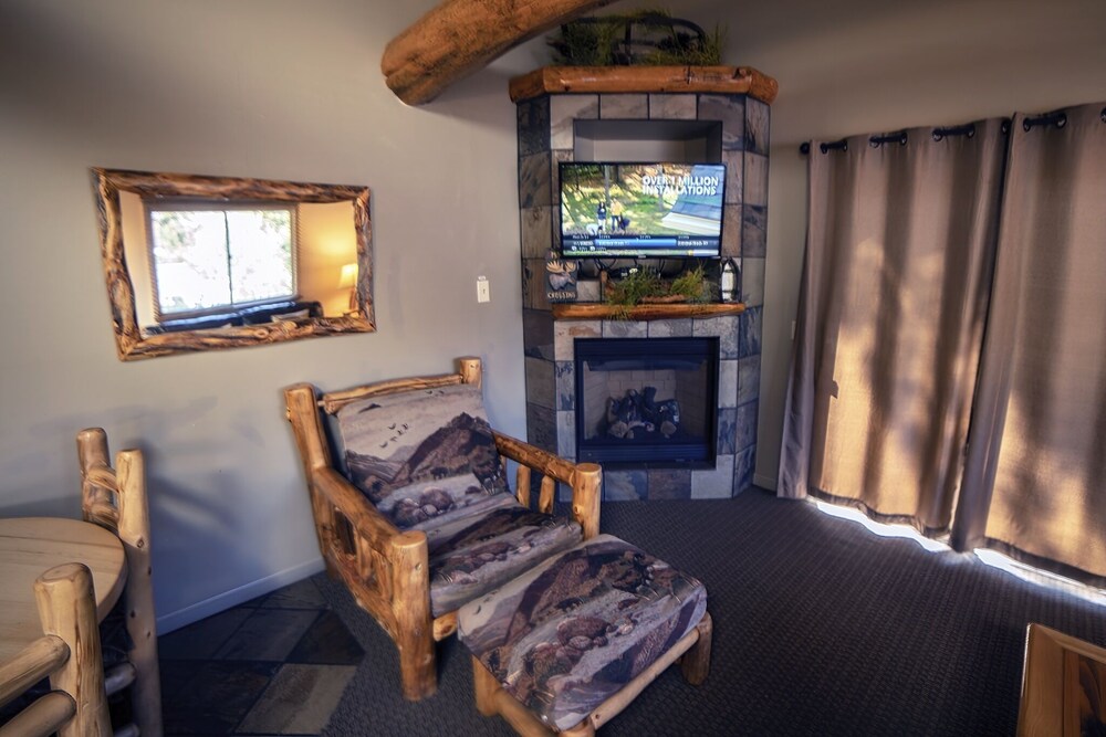 King Bed Condo With Personal Hot Tub On Deck With River View 1 Bedroom Condo - Property Image 5
