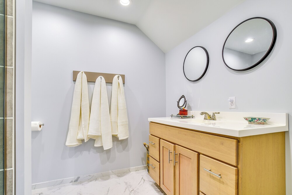 Seneca Lake Wine Trail Studio w/ Balcony & Views!