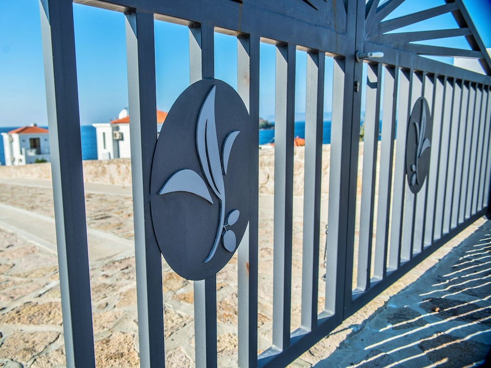 Hotel Eleia Seafront Rooms & Villas - Image 1