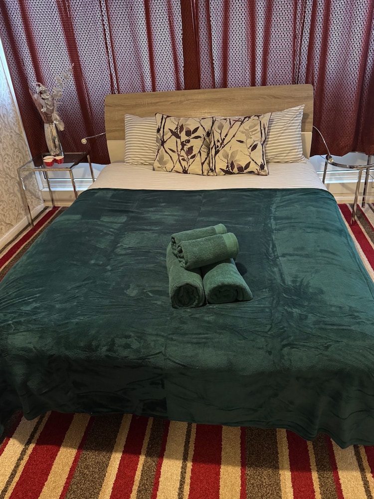 Smethwick - House - Sleeps 8 - Parking