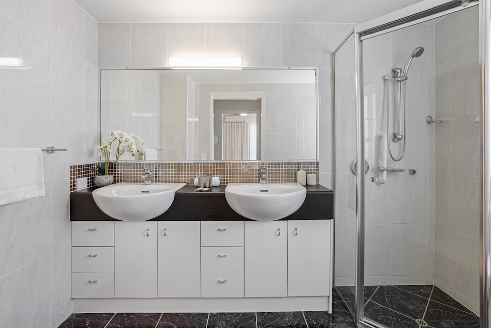 Stylish 3-bed Apartment in Coastal Redcliffe