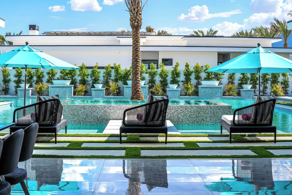 Sleeps 20 Spacious Retreat Pool & Hot Tub Retreat Bravo Villa #4 by Avantstay