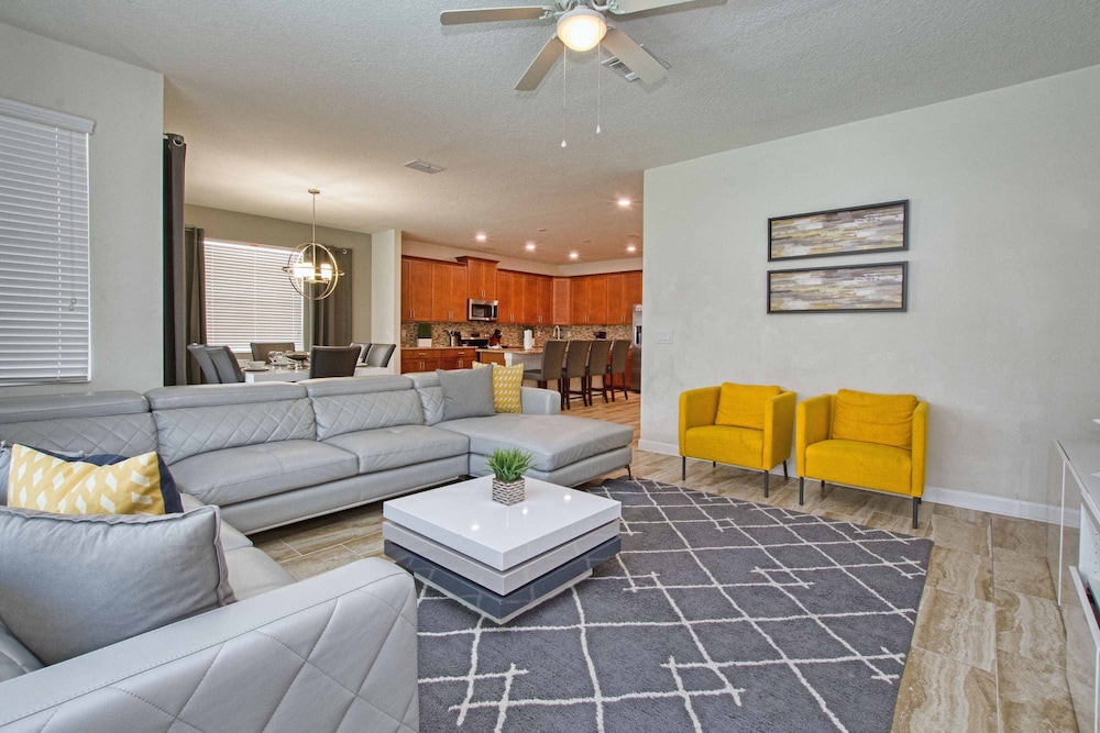 Spacious 6 Bed Home With Pool in Prime Storey Lake