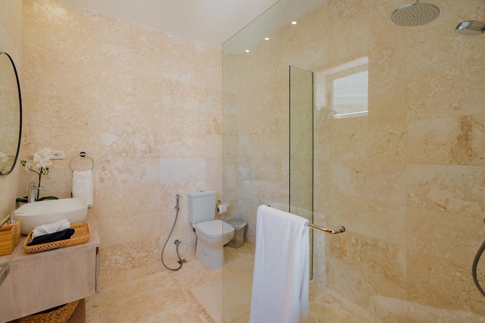 Modern 6 BDR Golf Front Villa in Luxury Beach Resort w Pool and Heated Jacuzziz