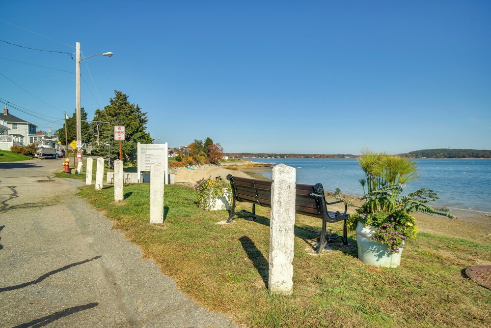 Walk to Grays Beach Park: Kingston Seaside Escape