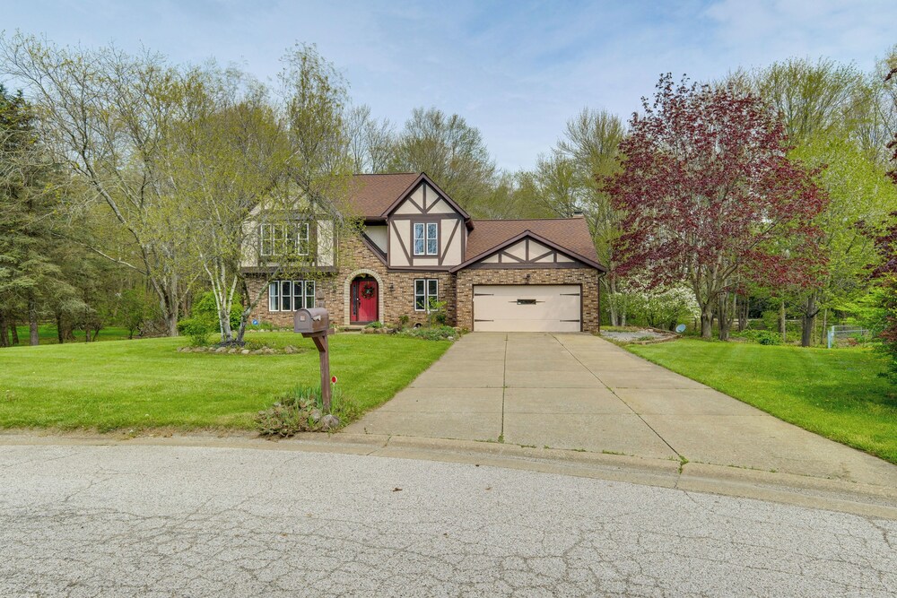Bike, Fish, Golf & More: Stately Tudor in Mogadore
