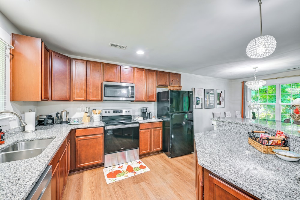 Easy Uptown Access: Charlotte Gem w/ Peaceful Yard