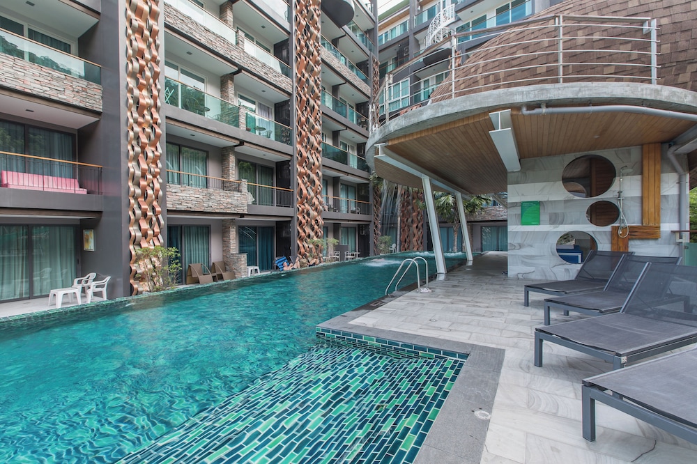 Emerald 211 - Studio With Balcony and Shared Pool