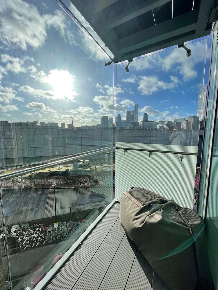 Exquisite 2BD Flat w/ Balcony, Shoreditch!