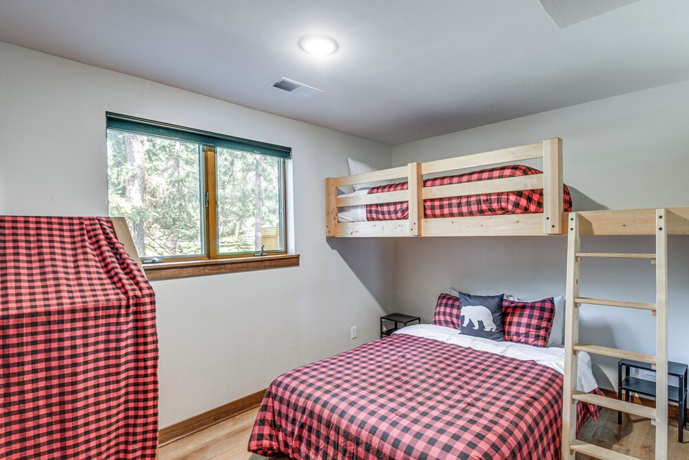 Private Beach & Dock: White Sand Lake Retreat!