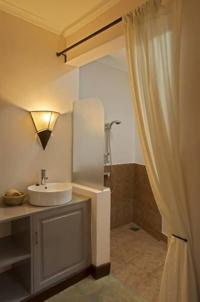 Ahadi Lodge