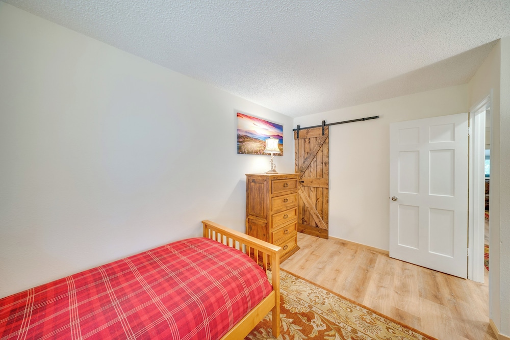 Near Hiking: Renovated Breck Condo w/ Tennis Court view 5