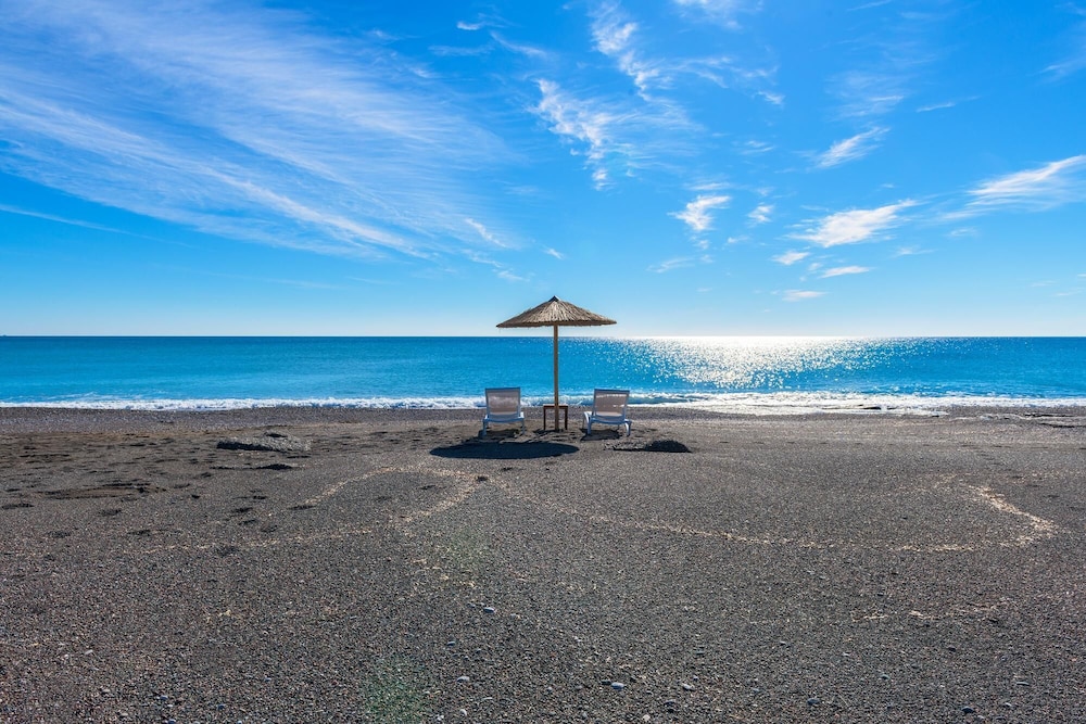 Gennadi Serenity House -beachfront Villa