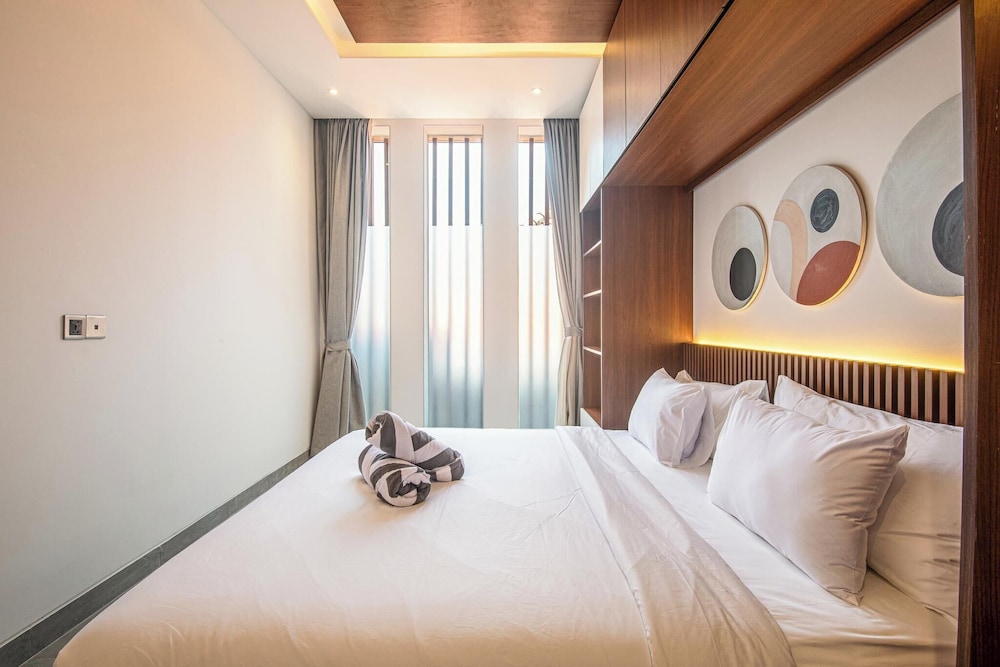 Tropical Elegance 5BR Canggu Villa Near Beach