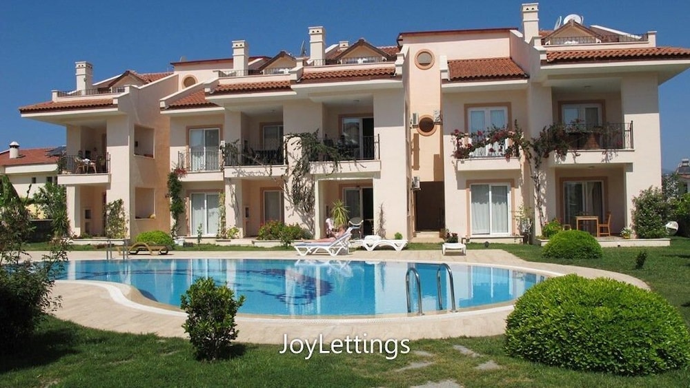 Villa LG12 by JoyLettings view 4