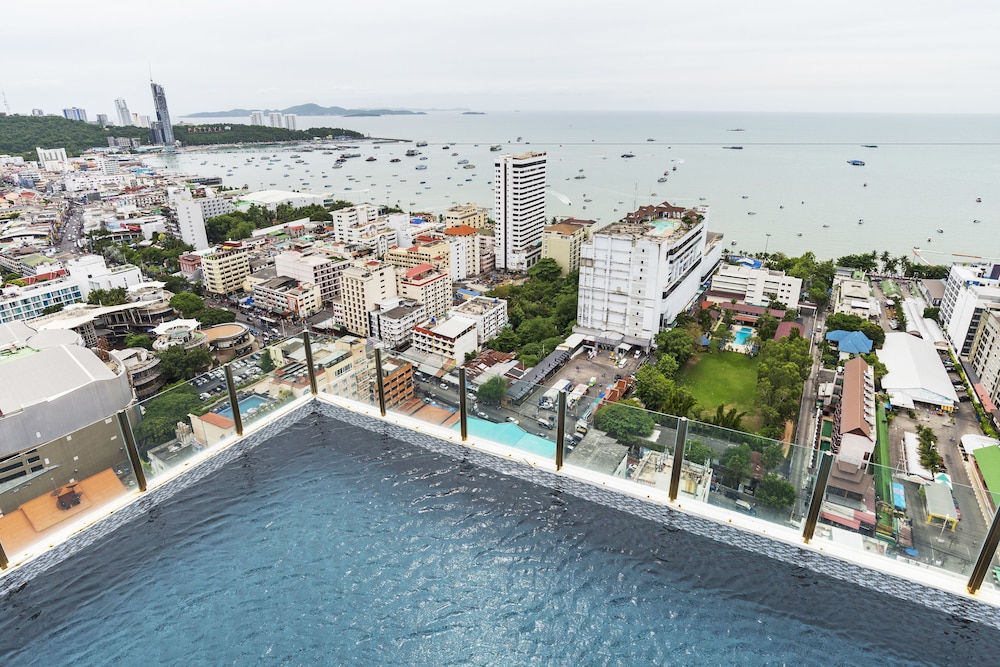 The Base Central Pattaya by Favstay