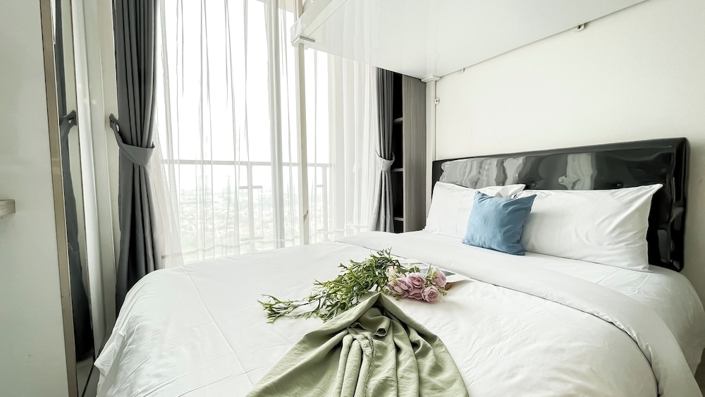 Modern Look And Homey Studio At Apartment Sky House Bsd