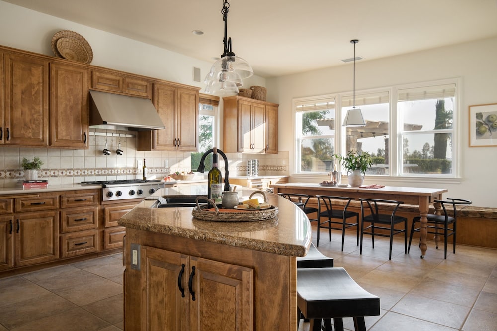 Villa Verdot by Avantstay Spectacular 6 BR Estate w Pool Hot Tub Tennis B-ball Courts