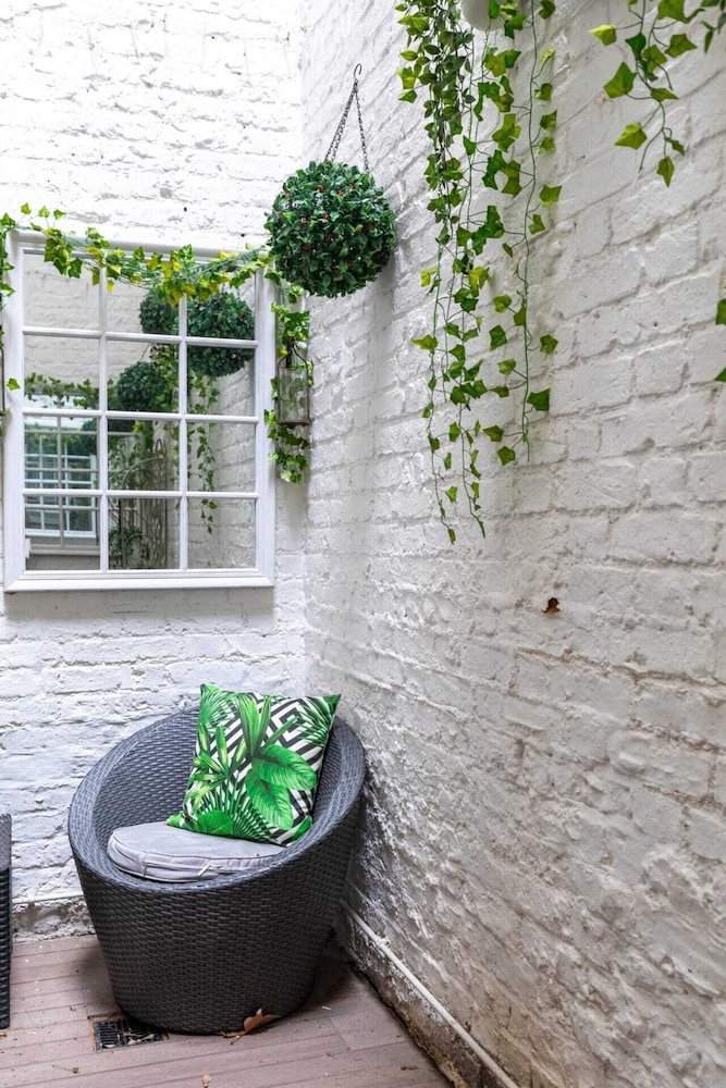 Elegant 2BD Flat 5 Mins to Kensington Gardens!