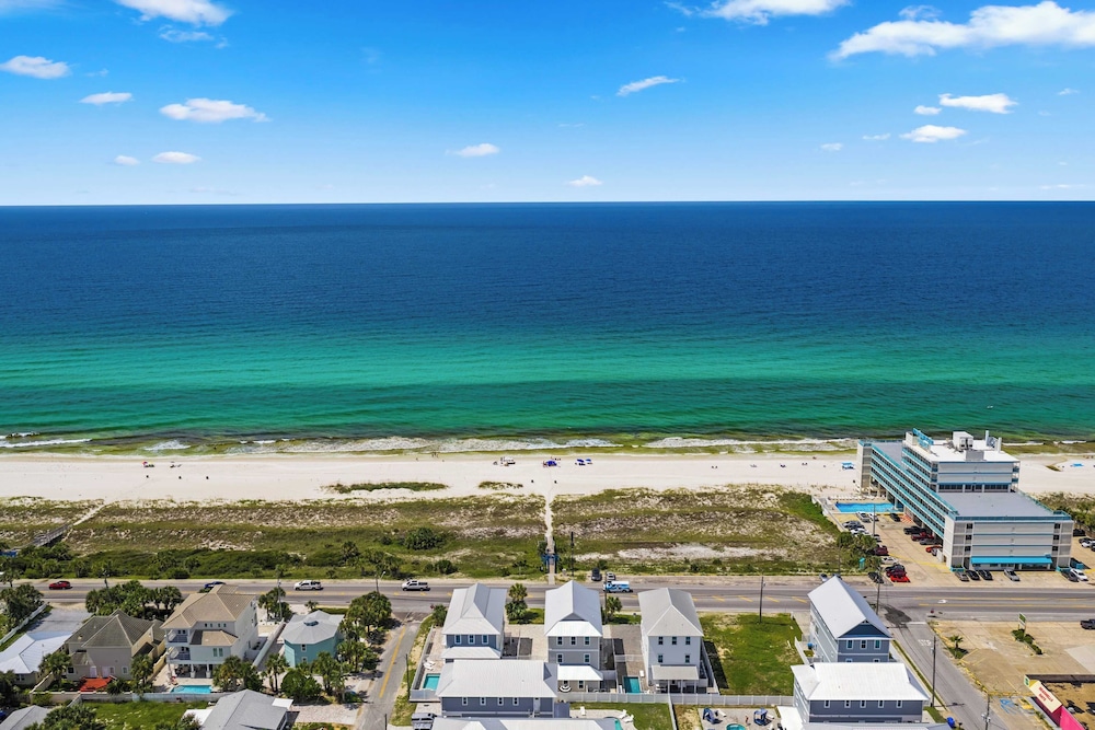 Gulf Views, Pool, Rooftop Lounge & Private Beach Heavenly Day by Avantstay