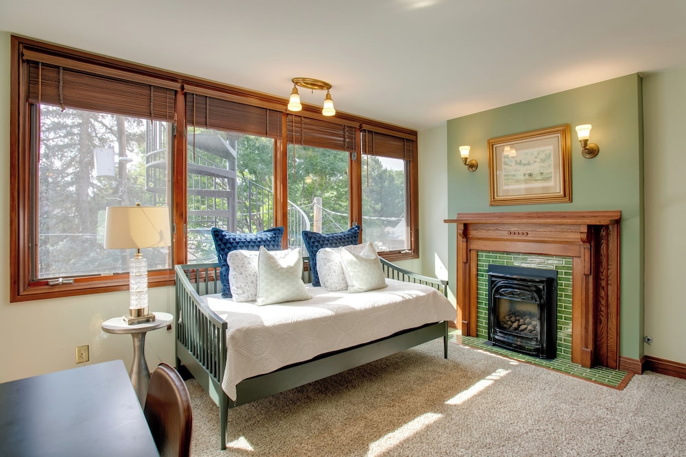 Victorian-style Cheesman Park Apt - 2 Mi to Dtwn