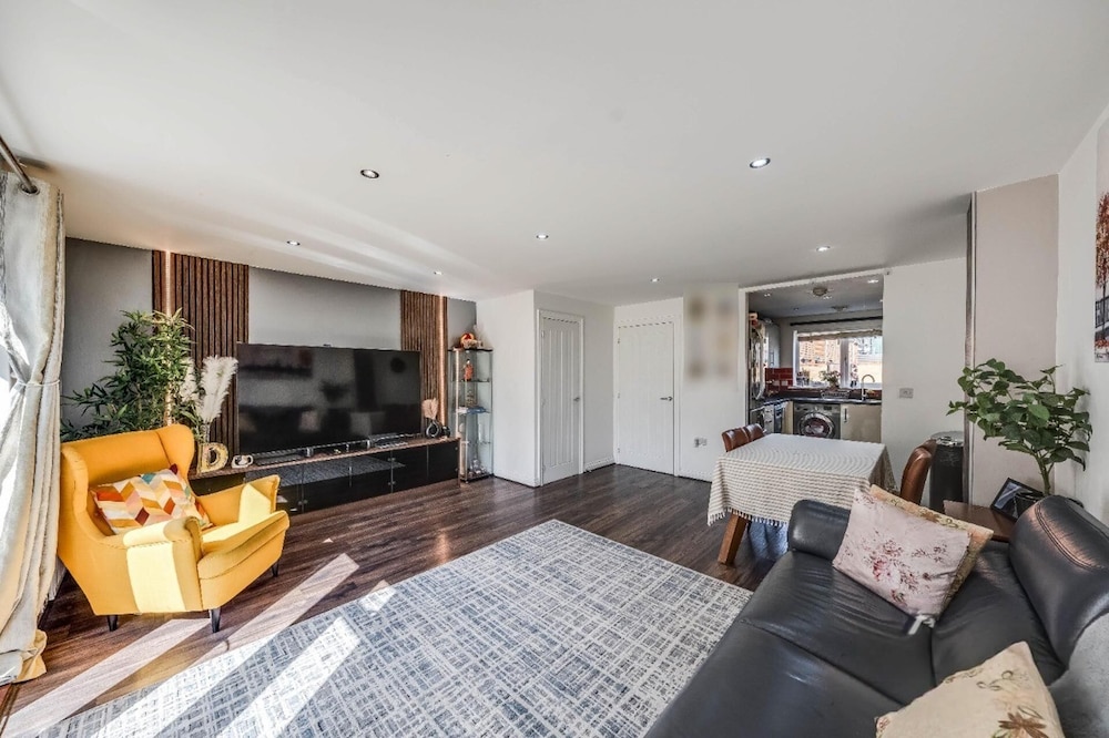 Dartford 3-bed House, Sleeps 7, 10 Mins to Station