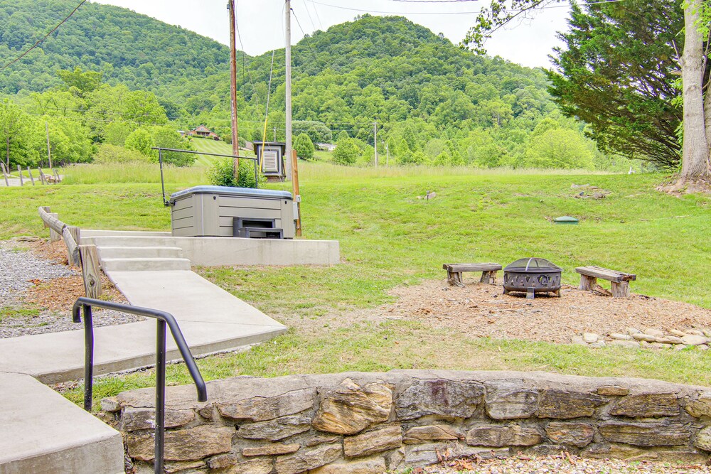 Private Hot Tub: Cottage Near Hikes & Pigeon River