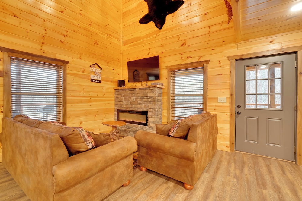12 Mi to Gsmnp: Cabin w/ Game Room in Sevierville